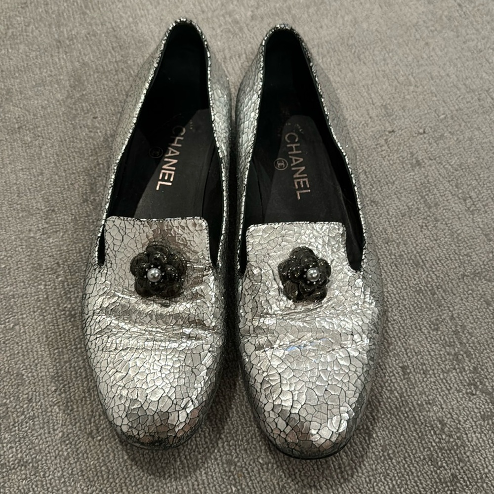 Chanel metallic silver flat shoes with flower detail